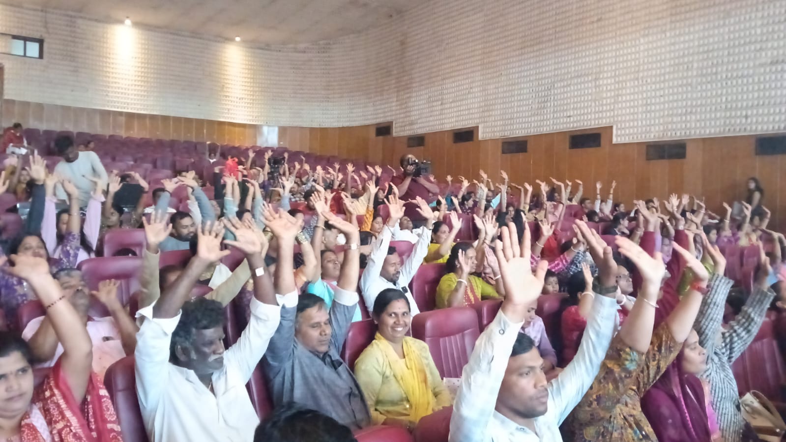 Jai Shri Mataji, with the Divine Blessings of Shri Mataji, several hundreds of seekers took Self Realization at Chowdiah Memorial Auditorium, Malleswaram, Bangalore today.